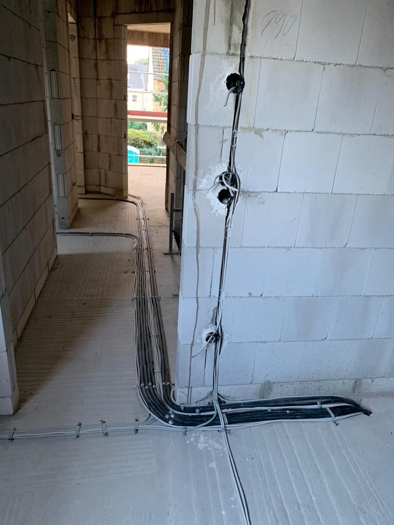 Verlegte Leitungen und Schalterdosen im Rohbau
